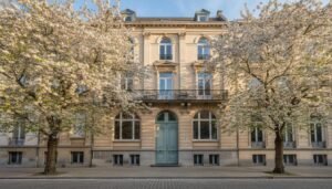 Façade bruxelloise au printemps, choisir le bon moment pour vendre